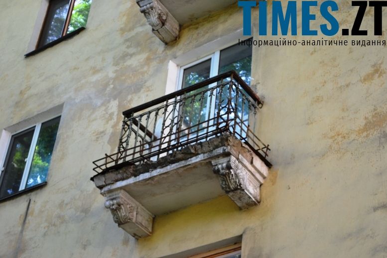 «Старість – не радість»: більшість «сталінок» вирізняється аварійними балконами (вул. Велика Бердичівська)