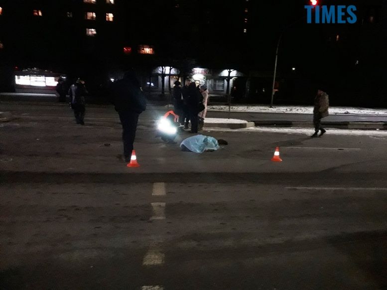 В Житомирі авто збило жінку, яка переходила дорогу на червоне світло
