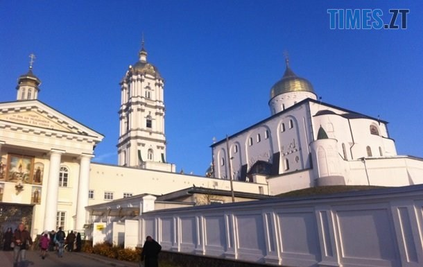 2492657 - У Почаївській Лаврі настоятель забарикадувався й не пускає медиків, хоча там підозрюють спалах СOVID-19