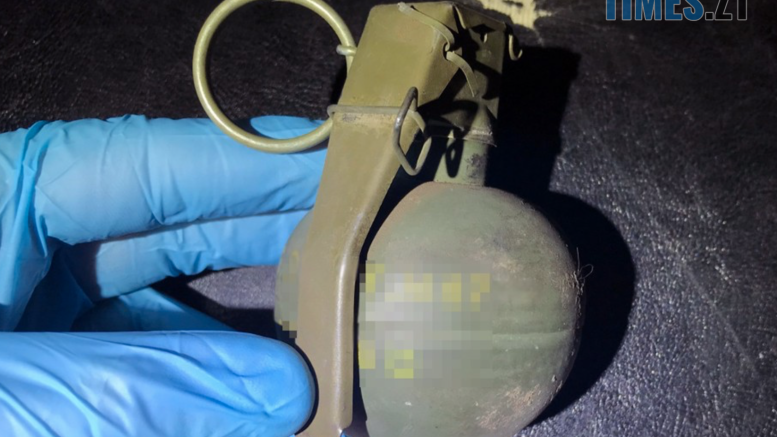 Правоохоронці виявили гранату в машині житомирянина
