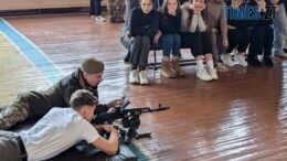 В ліцеї №24 Житомира ГО «Постріл» навчала школярів тактичної медицини та вогневої підготовки