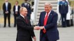 Трамп та путін жмуть руки та задоволено посміхаються
