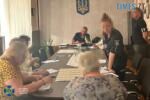 фахівці СБУ сидять за столом з підозрюваними у зловживанні лікарями