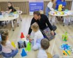 спонсор грається з дитиною у приміщенні щойно відкритого у Житомирі EDUHUB