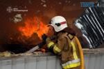 Рятувальник гасить пожежу