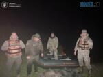 екоінспектори біля човна та вилучених браконьєрських сіток