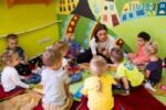 діти та вихователь у кімнаті дитячого садочку