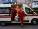 медик виходить з карети швидкої допомоги