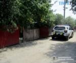 поліцейська машина біля воріт у двір, де стався злочини