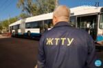 працівник ЖТТУ біля подарованого Житомиру тролейбуса