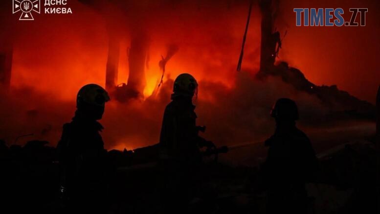 вогнеборці гасять пожежу, що виникла в результаті удару рашистів ракетою по Києву