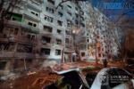 пошкоджена внаслідок прильоту російського дрона багатоповерхівка у Харкові