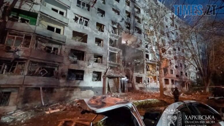 пошкоджена внаслідок прильоту російського дрона багатоповерхівка у Харкові