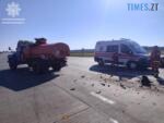 місце ДТП, де стоїть молоковоз та швидка допомога