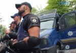 правоохоронці біля поліцейського мікроавтобуса