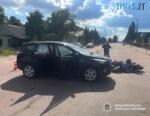 місце ДТП: легковик та мотоцикл що лежить поруч на дорозі