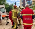рятувальники транспортують юнака який впав у шахту ліфта