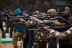 молоді люди з рушницями та автоматами ціляться в перед