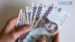 руки, що тримають гривневі купюри