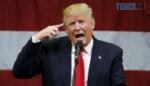 Трамп тримає вказівний палець біля скроні