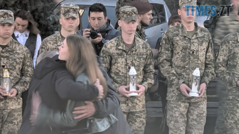Військові і обійми дівчини