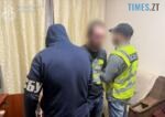правоохоронці тримають під руки чоловіка, який скоїв теракт на Житомирщині на замовлення спецслужб рф