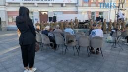 Глядачі перед військовим оркестром на Михайлівській