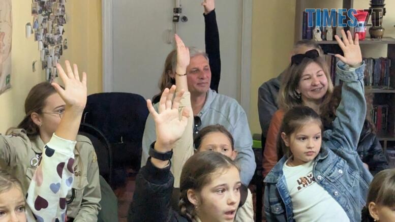 Діти з піднятими руками
