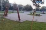 поставлені на бік лавки у сквері на вулиці Короленка у Житомирі