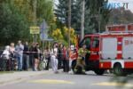 пожежна машина, люди що стоять за огороджувальною стрічкою біля школи у Польщі, де сталася різанина