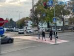перехід доукомплектували світлофором для пішоходів