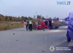 медики надають допомогу постраждалому у ДТП мотоциклісту